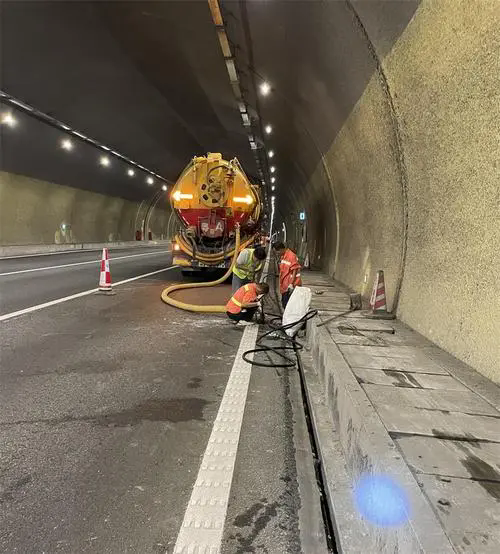 阿拉善隧道排水渠清淤